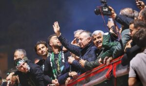 Büyükakın’a taraftardan büyük sevgi gösterisi