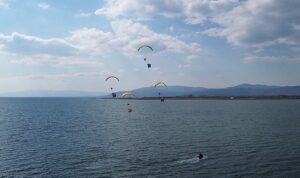 İznik’te paramotor gösterisi büyük beğeni topladı.