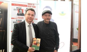 Şair ve yazar Nevzat Çelik okurlarıyla Osmangazi standında buluştu