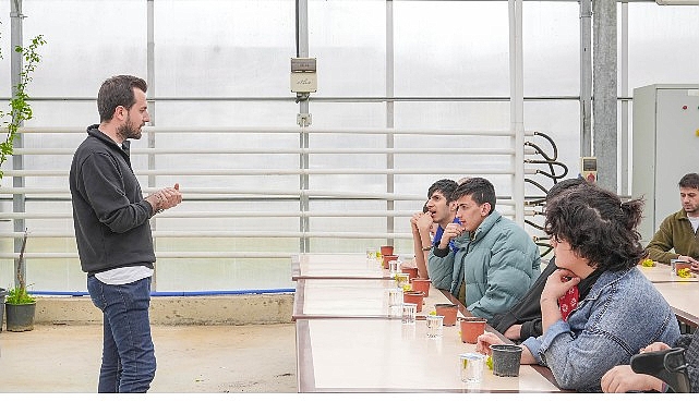 Seranın Özel Konukları Çiçek Dikti