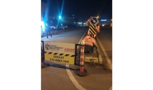 Trafik ve yol levhalarının onarımı yapılıyor