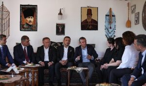 Başkan Tugay, İstanbul’da CHP Genel Başkanı Özgür Özel ile bir araya geldi