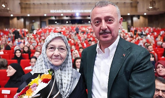 Büyükakın’dan annesine çiçekli kutlama