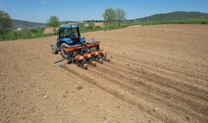 Büyükşehir’in desteğiyle ekim mesaisi başladı