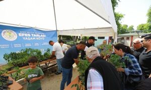 Efes Tarlası Yaşam Köyü’nün Yerel Tohumlardan Üretilen Fideleri Efes Selçuk Halkıyla Buluştu