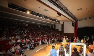 Menderes Belediyesi Çocuk Tiyatrosu Sahnede