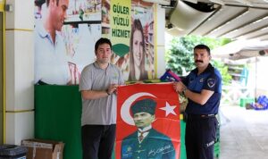 Narlıdere Belediyesi’nden esnafa bayrak dağıtımı