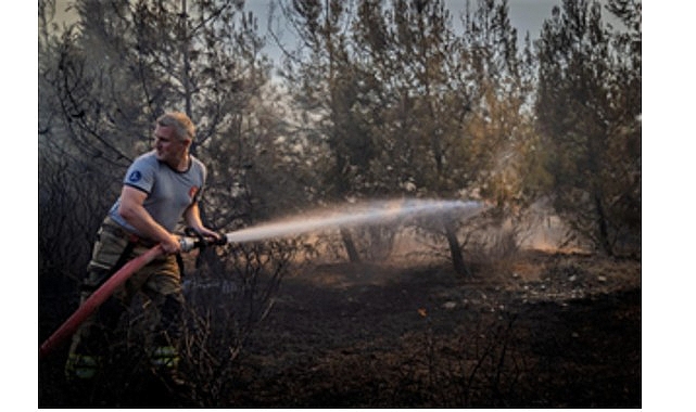 Aliağa ve Foça’da yangınla mücadele sürüyor