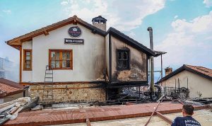 Antalya Büyükşehir İtfaiyesi 3 dakikada müdahale etti