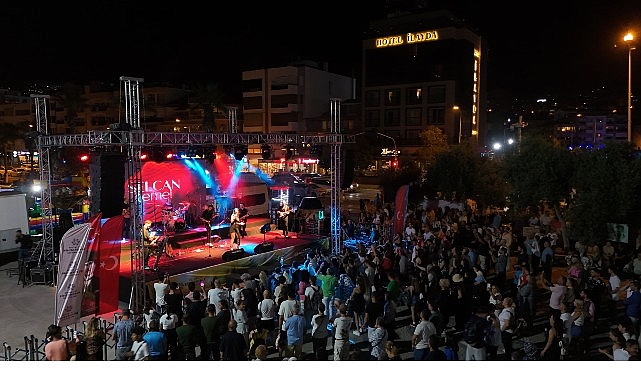 Başkan Çerçioğlu Vatandaşları Kuşadası’nın Eşsiz Mavisinin Eşliğinde Sanatın Ritmiyle Buluşturdu