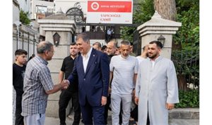 Başkan Tugay vatandaşlarla bayramlaştı