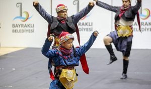 Bayraklı’da halk dansları gösterisi nefes kesti