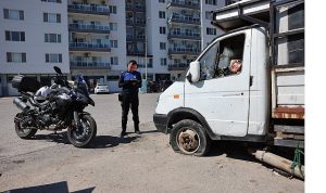 Bayraklı’da hurda araçlar kaldırılıyor