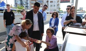 Karabağlar Belediyesi’nden Ferdi Zeyrek Anısına Lokma İkramı