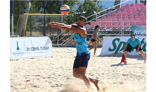 Plaj voleybolunun kalbi İzmir’de attı