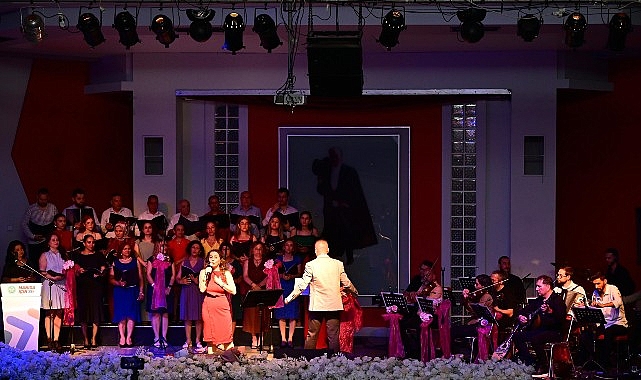 “Türkü Gibi Şarkılar” Ayakta Alkışlandı