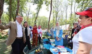 Başkan Büyükakın, Gebze’de annelerin pikniğine katıldı