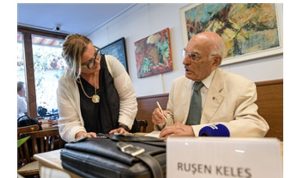 Başkan Tugay Prof. Dr. Ruşen Keleş’in imza gününe katıldı