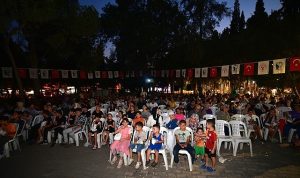 Bornova’da Açık Hava Sineması’yla gülmeye devam