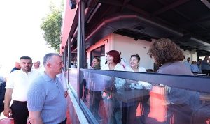 Büyükakın, gençlerle iç içe