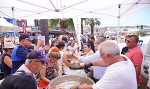 Cumhuriyet Meydanı’nda Aşure Bereketi: Binlerce Kişiye Aşure İkramı