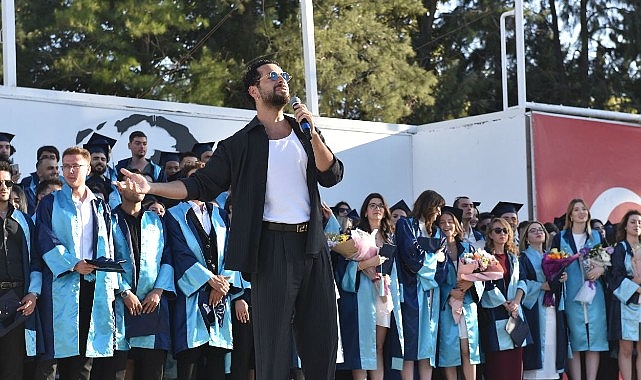 EÜ İletişim Fakültesinde mezuniyet coşkusu