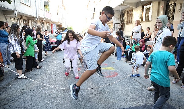 Geleneksel Sokak Oyunları ‘Sokakta Oyun Var’ ile Yeniden Yaşatılıyor