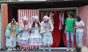 Karabağlar’da Çocuklar Sahnede Parladı: Ekran Kapandı, Eğlence Başladı!