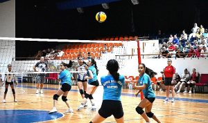 Kemer Belediye Voleybol Takımı galibiyetle başladı