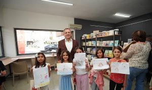 Minik Karikatüristler İş Başında! Ayvalık Belediyesi’nden Çocuklara Renkli Bir Yaz Atölyesi