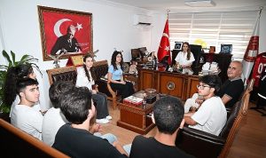 Sınavda derece yapan öğrencilerden protokole ziyaret