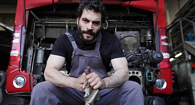 Akın Akınözü ‘Veliaht’taki Karakteri İçin Araba Tamirhanesine Girdi!