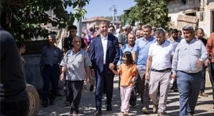 Başkan Tugay yangında zarar gören Köseler’i ziyaret etti