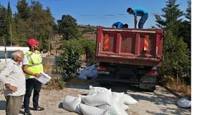 Büyükşehir’den üreticiye tavuk yemi ve ekipman desteği