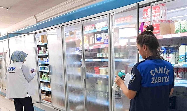 Canik Belediyesi Zabıta Müdürlüğü ekipleri, ilçedeki marketlerde satışa sunulan soğuk gıda ürünlerine yönelik denetim gerçekleştirdi.