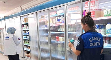 Canik Belediyesi Zabıta Müdürlüğü ekipleri, ilçedeki marketlerde satışa sunulan soğuk gıda ürünlerine yönelik denetim gerçekleştirdi.