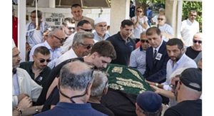 Foça’nın efsane başkanının oğlu son yolculuğuna uğurlandı