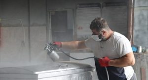 Kandıra Belediyesi, Çöp Konteynerlerini Tamir Ederek Tasarruf Sağlıyor