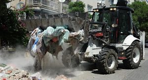 Karşıyaka’da sokaklara moloz atanlara 92 bin TL ceza!