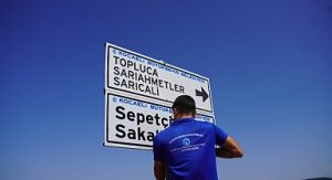 Kırsal ulaşımda levhalar yenileniyor