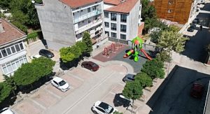 İnegöl Belediyesi Eskiyen Çocuk Parklarını Yeniliyor