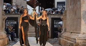 Pınar Altuğ podyumda yürüdü