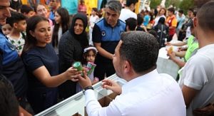 Rasim Başkan’dan Çocuklara Dondurma ve Limonata