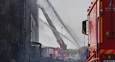 İzmir İtfaiyesi ALOSBİ’deki fabrika yangınını hızla söndürdü