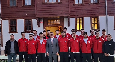 Başkan Sezer, voleybol takımına moral verdi