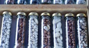 Minik eller toprakla buluştu