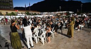 Minik öğrencilere açık havada sinema keyfi