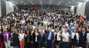 Rektör Prof. Dr. Necdet Budak çiçeği burnunda Egelilerle oryantasyon programı kapsamında buluşuyor