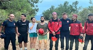 İzmir İtfaiyesi kayalıklarda mahsur kalan üç genci kurtardı