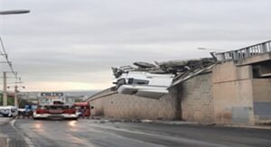 İzmir İtfaiyesi kaza sonrası viyadükte asılı kalan tır şoförünü kurtardı